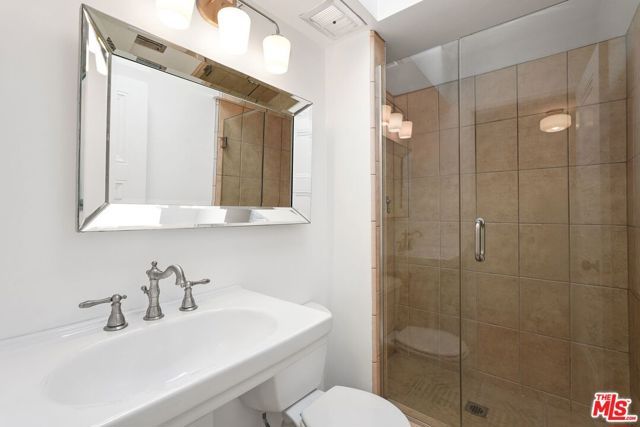 7270 Hillside Avenue 302, Los Angeles, CA 90046