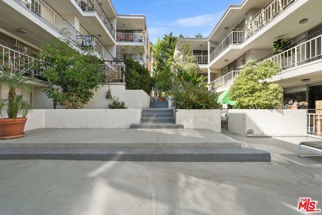7270 Hillside Avenue 302, Los Angeles, CA 90046
