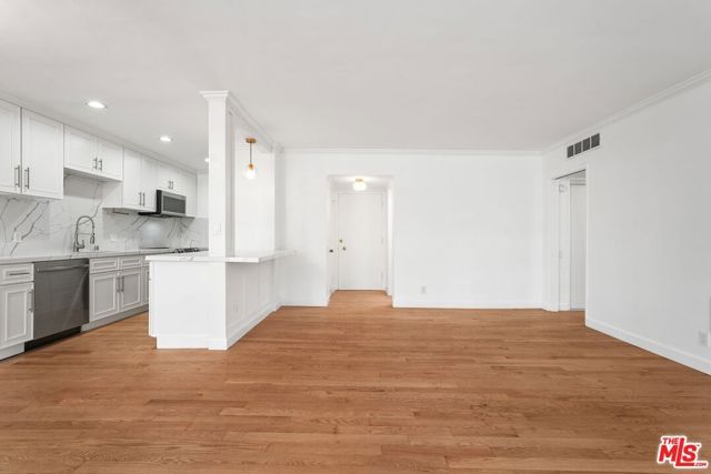 7270 Hillside Avenue 302, Los Angeles, CA 90046