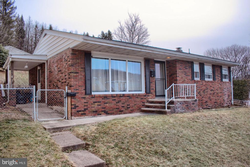 924 HEMLOCK ST, Shamokin, PA 17872