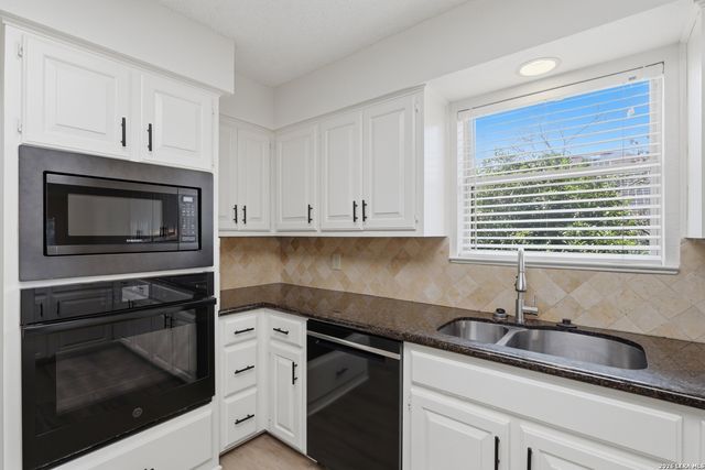 28007 ROCKY HOLW, San Antonio, TX 78258