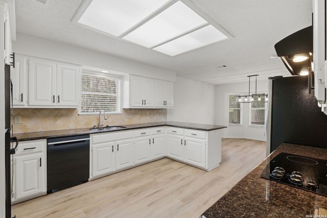 28007 ROCKY HOLW, San Antonio, TX 78258