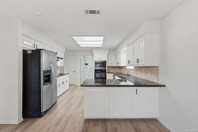 28007 ROCKY HOLW, San Antonio, TX 78258