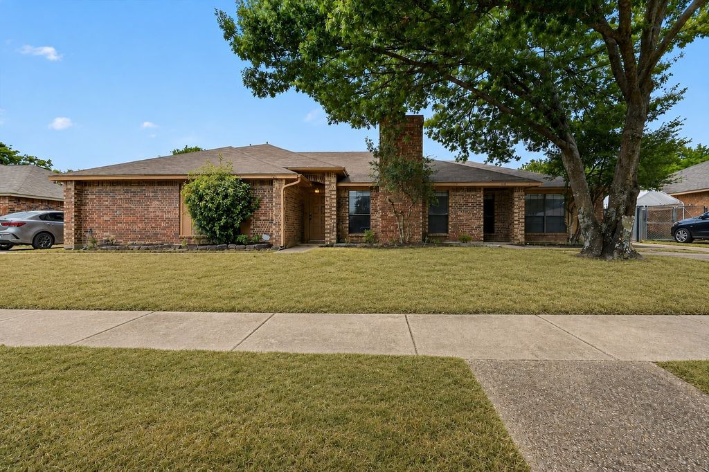 724 Lemons Street, Cedar Hill, TX 75104