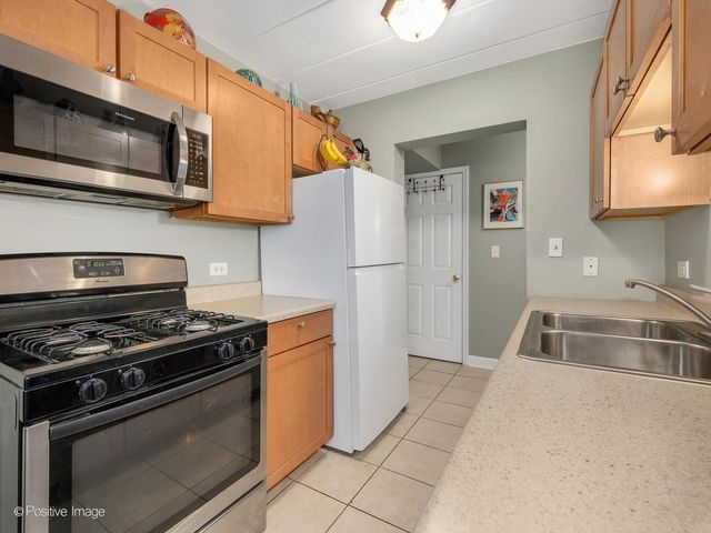 1000 S Lorraine Road 104, Wheaton, IL 60189