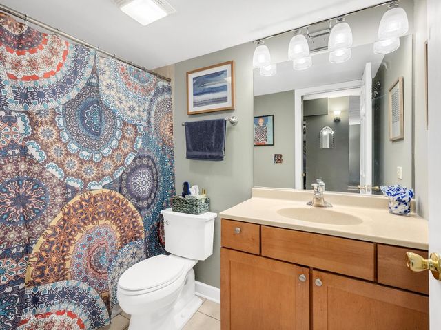 1000 S Lorraine Road 104, Wheaton, IL 60189