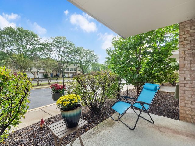 1000 S Lorraine Road 104, Wheaton, IL 60189