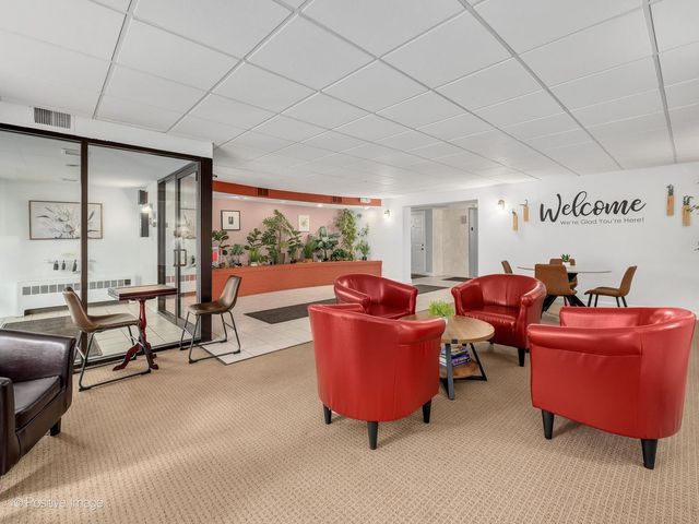 1000 S Lorraine Road 104, Wheaton, IL 60189