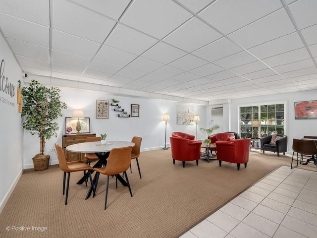 1000 S Lorraine Road 104, Wheaton, IL 60189