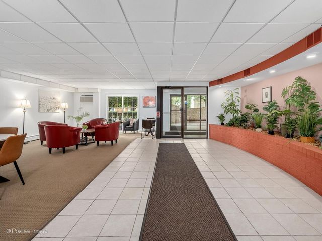 1000 S Lorraine Road 104, Wheaton, IL 60189