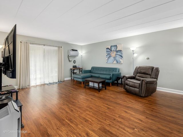 1000 S Lorraine Road 104, Wheaton, IL 60189