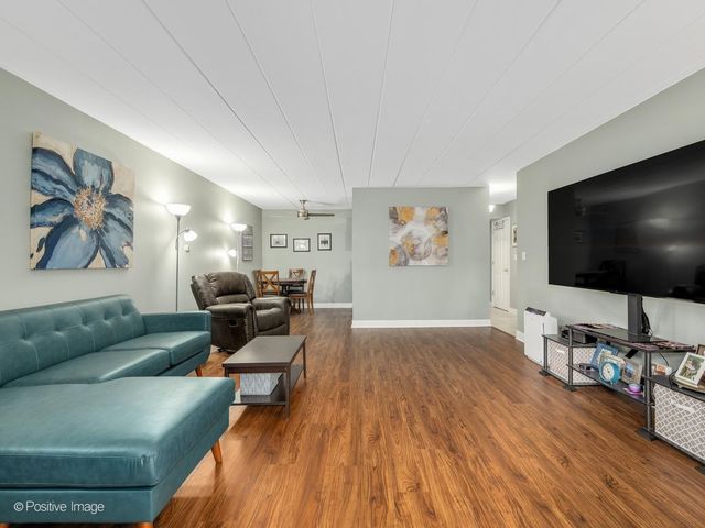 1000 S Lorraine Road 104, Wheaton, IL 60189