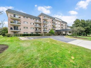 1000 S Lorraine Road 104, Wheaton, IL 60189