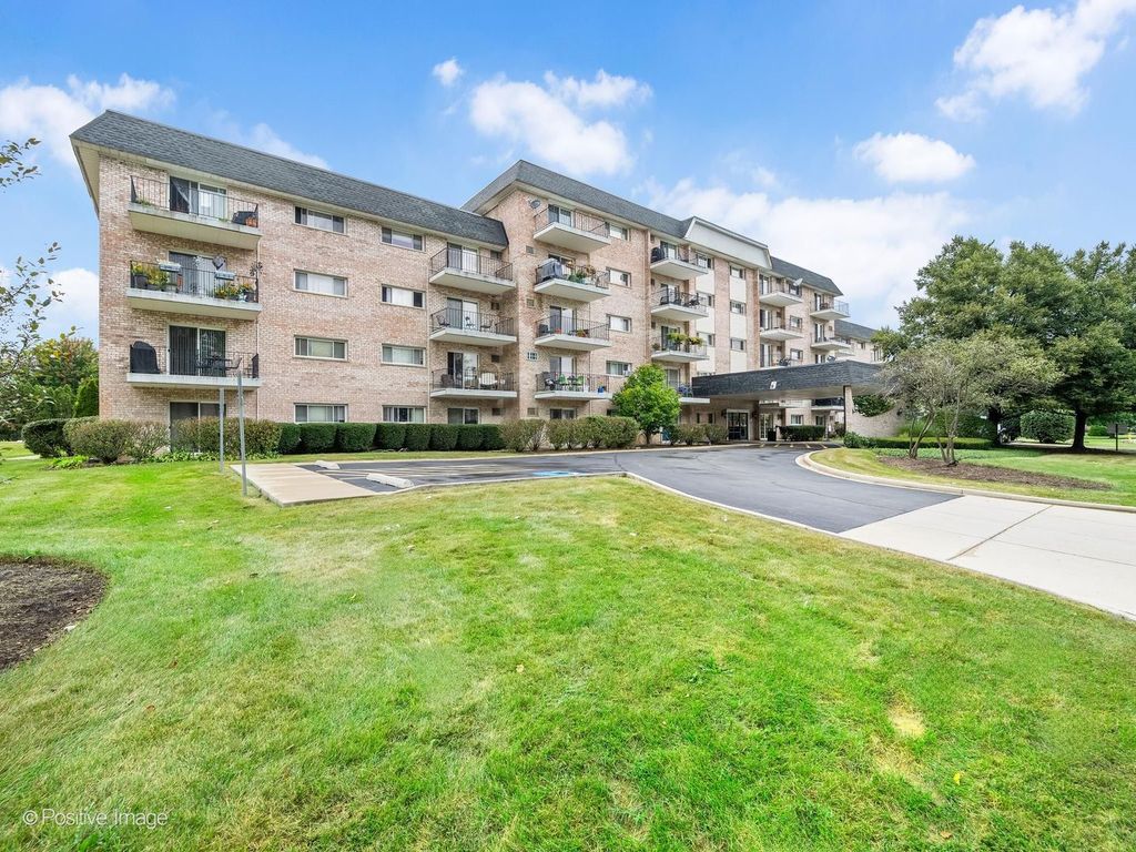 1000 S Lorraine Road 104, Wheaton, IL 60189