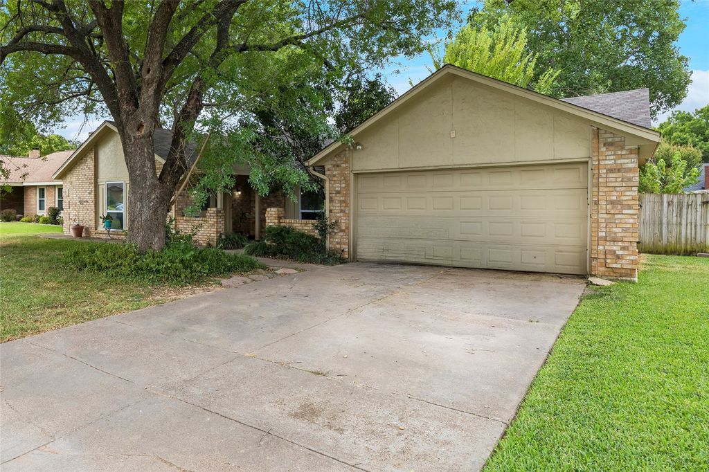 1016 Hazelwood Drive, Mansfield, TX 76063 — photo 2