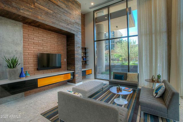 200 W PORTLAND Street 817, Phoenix, AZ 85003