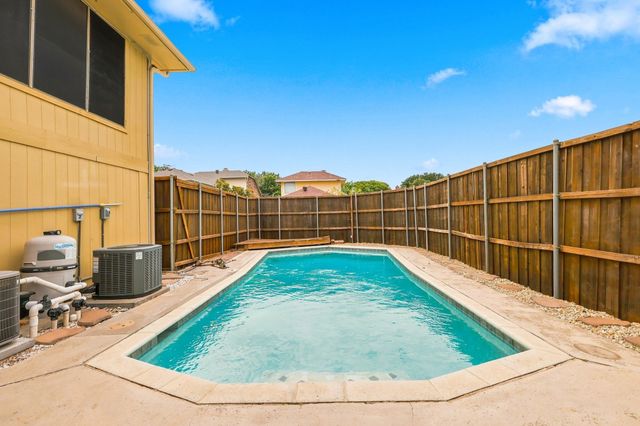 2923 Menlo Park Lane, Carrollton, TX 75007