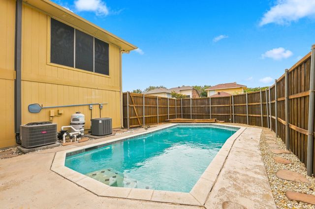 2923 Menlo Park Lane, Carrollton, TX 75007