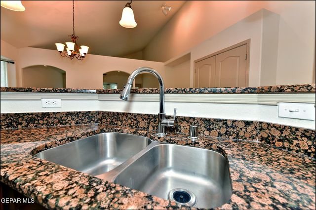 5005 MOON RANCH Lane, El Paso, TX 79934