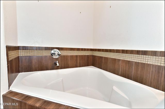 5005 MOON RANCH Lane, El Paso, TX 79934