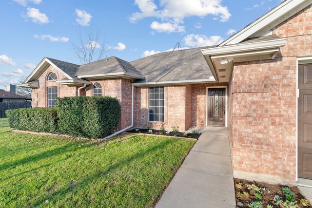 2013 Wood Trail, Azle, TX 76020