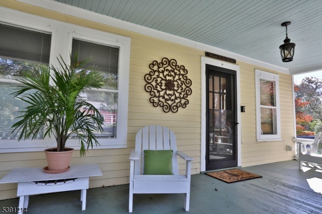 2 2nd St, Califon Boro, NJ 07830