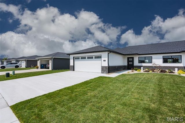 118 Bridgeport Drive, Moro, IL 62067