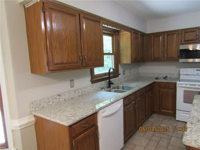 808 Needlerush CT, Chesapeake, VA 23320