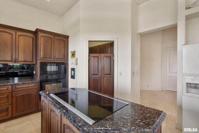 28176 226TH Street, Le Claire, IA 52753