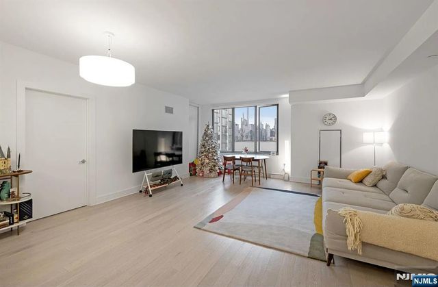 9 Ave At Port Imperial 713, West New York, NJ 07093