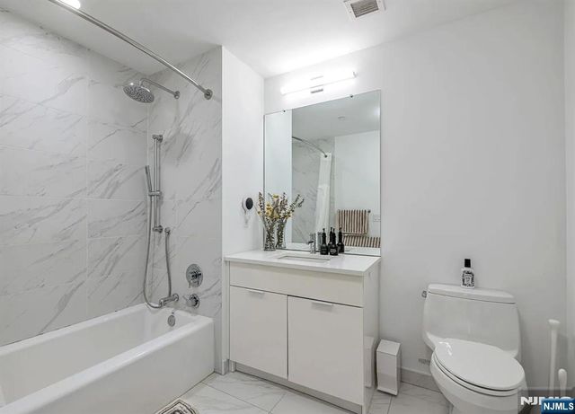 9 Ave At Port Imperial 713, West New York, NJ 07093