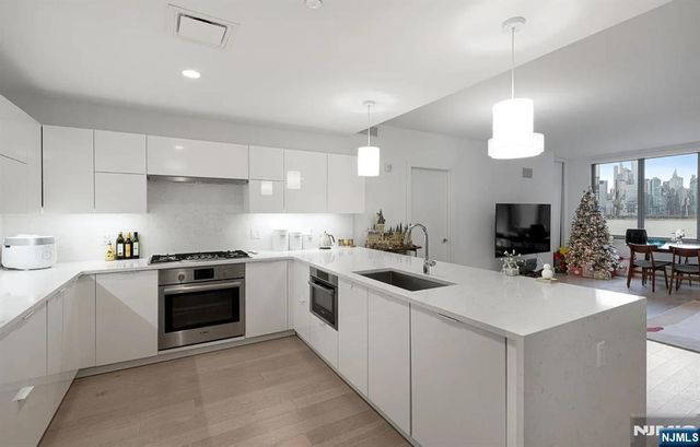 9 Ave At Port Imperial 713, West New York, NJ 07093