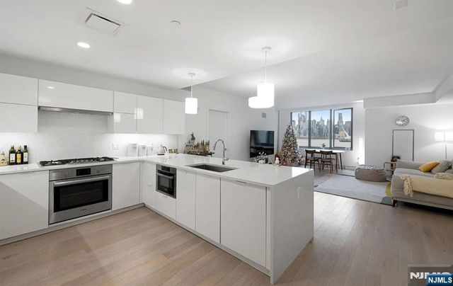 9 Ave At Port Imperial 713, West New York, NJ 07093