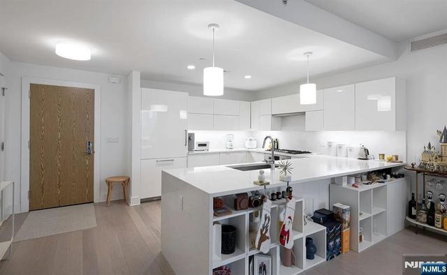 9 Ave At Port Imperial 713, West New York, NJ 07093