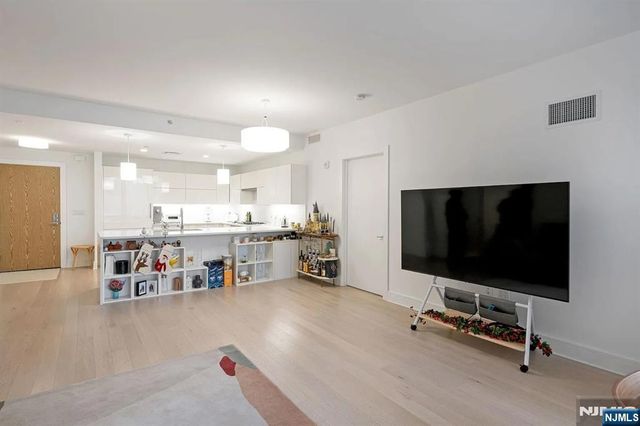 9 Ave At Port Imperial 713, West New York, NJ 07093
