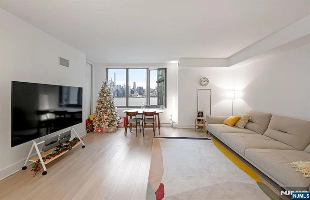 9 Ave At Port Imperial 713, West New York, NJ 07093