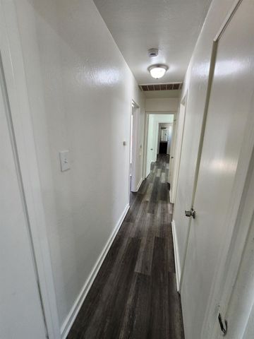 820 W Park St, Stockton, CA 95203