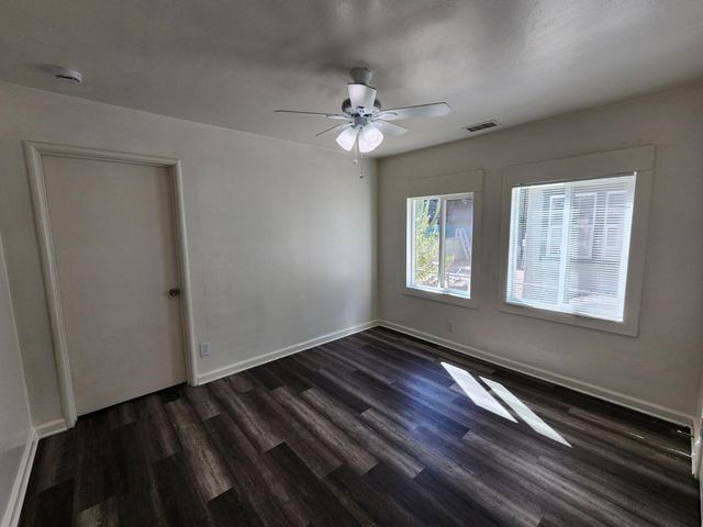 820 W Park St, Stockton, CA 95203