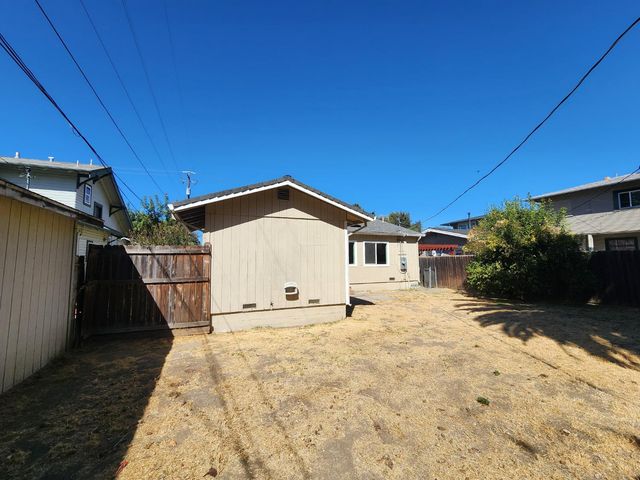 820 W Park St, Stockton, CA 95203