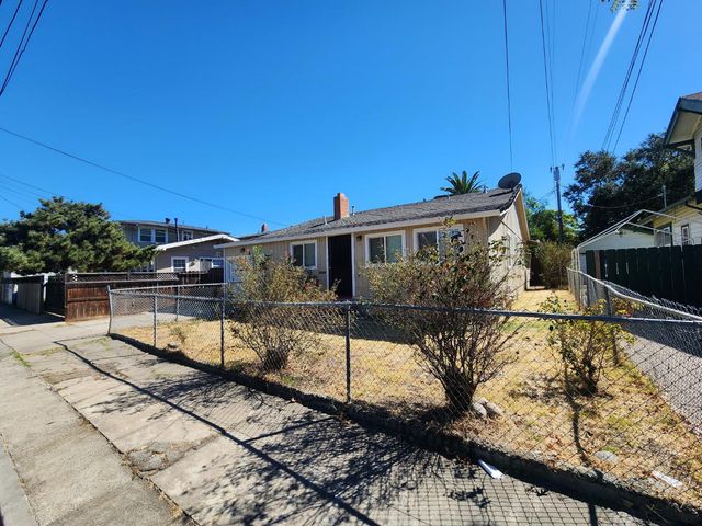 820 W Park St, Stockton, CA 95203