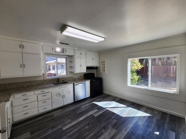 820 W Park St, Stockton, CA 95203
