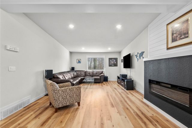 2 Purfleet Drive, Bella Vista, AR 72715