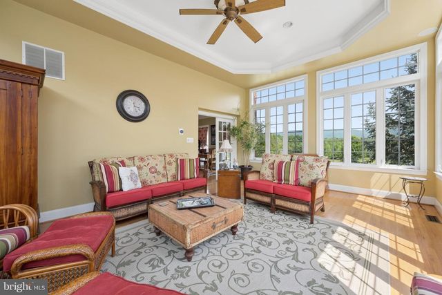 9808 PEMBROKE DR, Hagerstown, MD 21740