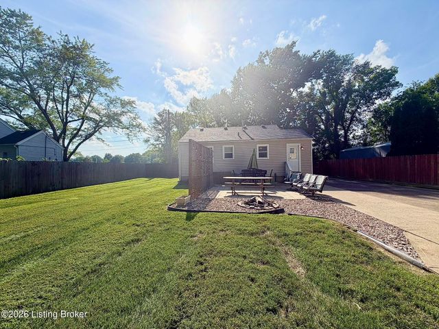 5411 Distler Ln, Louisville, KY 40258