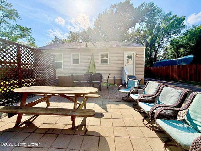 5411 Distler Ln, Louisville, KY 40258