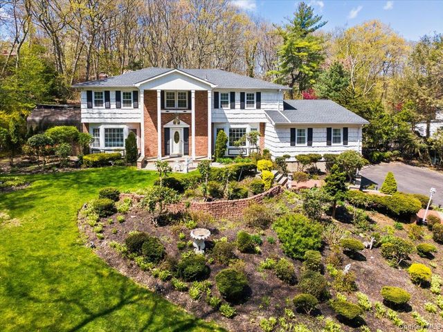 7 Stepping Stone Crescent, Dix Hills, NY 11746