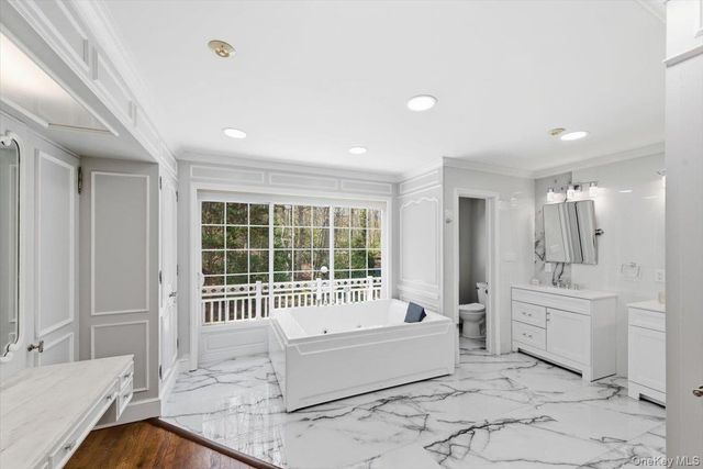 7 Stepping Stone Crescent, Dix Hills, NY 11746