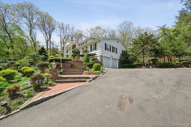 7 Stepping Stone Crescent, Dix Hills, NY 11746