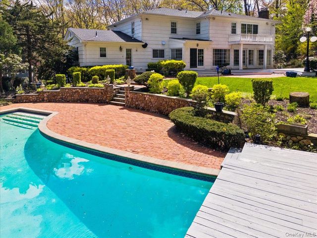 7 Stepping Stone Crescent, Dix Hills, NY 11746