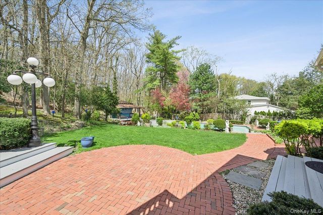 7 Stepping Stone Crescent, Dix Hills, NY 11746